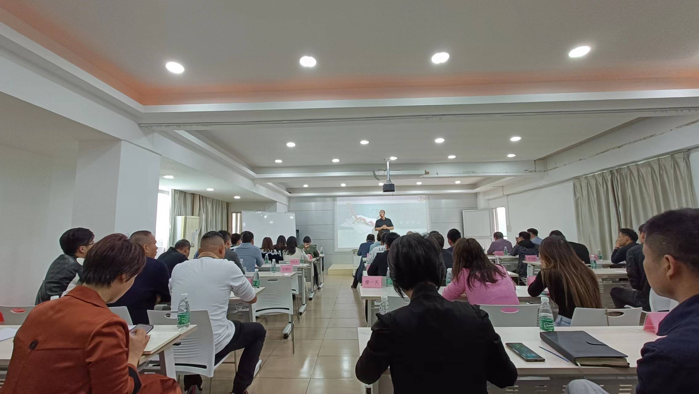 人才無價 企業無限丨香蕉视频APP官网下载電纜舉辦2023年新員工入職培訓活動